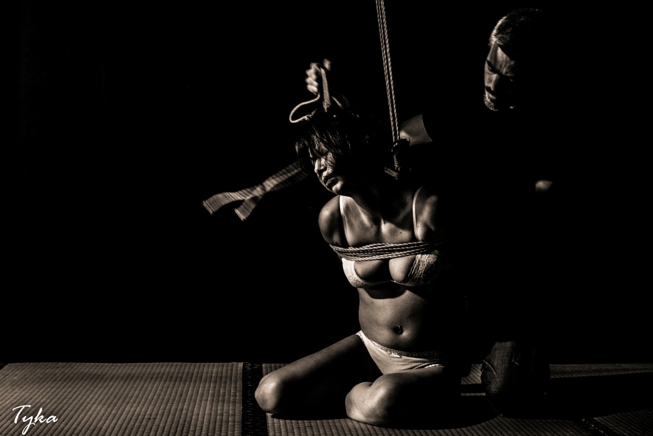 ropesession:  Model : @emarose17Photo : @tykarsRopes : Docvalewww.ropesession.com