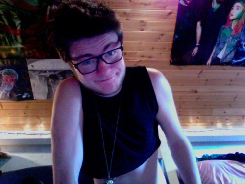 fynneon:  I made a crop top and my tummy is so cute