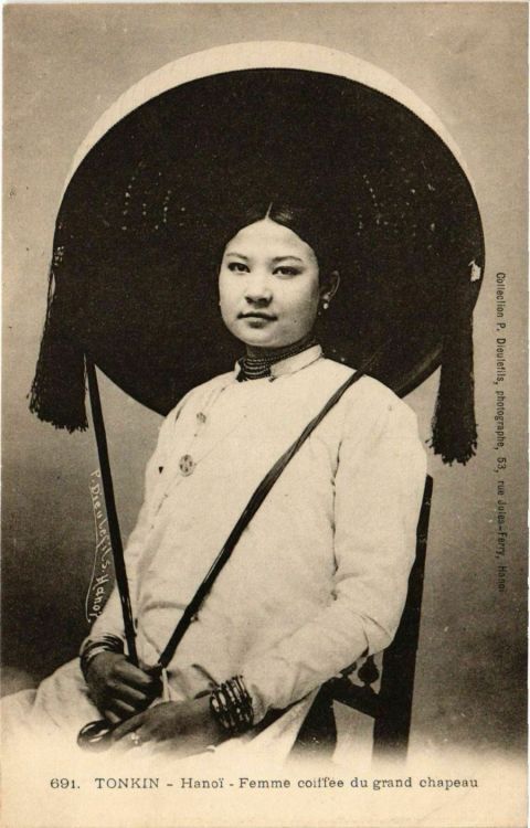cartespostalesantiques:Vietnamese woman with a large hat - Tonkin, HanoiFrench vintage poscard