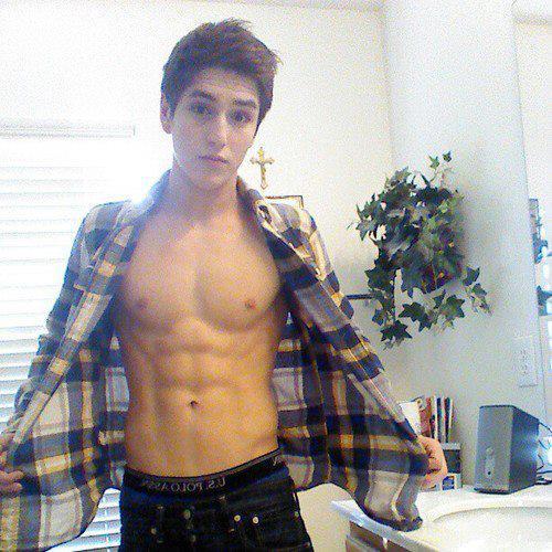 gayteenstogether:  cute little show off you ;)