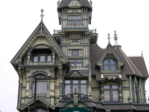 dartranna-alurath:  theblacklacedandy:  uggly:  Carson Mansion- Eureka, California The mansion is a mix of every major style of Victorian Architecture, including but not limited to the following styles: Eastlake, Italianate, Queen Anne (primary), and