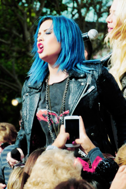 ledger-heath:  Demi performing on The View.