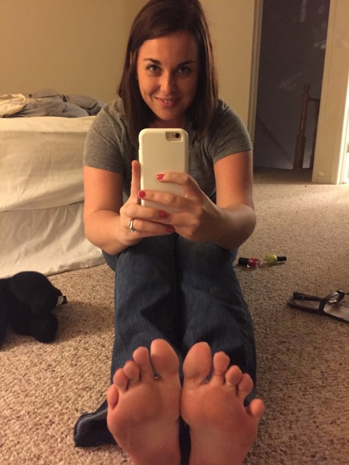 footfreak977:bonnie taking solfies