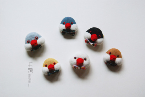 So many different colors of Buncho :-)▋Buncho with a smilebroochapproximately 4.5 x 4 x 2.5 cm