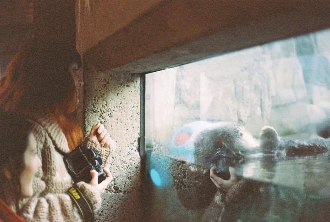 From the vault (of old film I just got developed): @leigheldridge and @lindseyogston meet an otter at @vanaqua. (at Vancouver Aquarium)