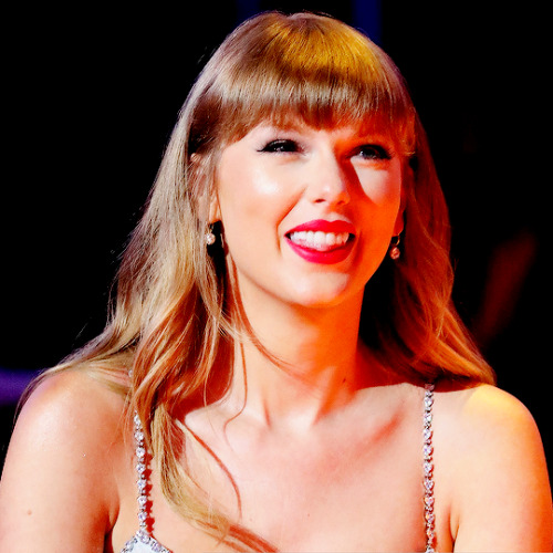 tswiftsedits: Taylor Swift reacts to winning the Global icon Award during The BRIT Awards 2021 at Th