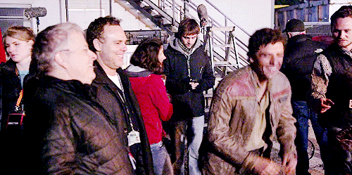indyfinitely:Behind the Scenes of The Force Awakens: Oscar Isaac being unfairly attractive