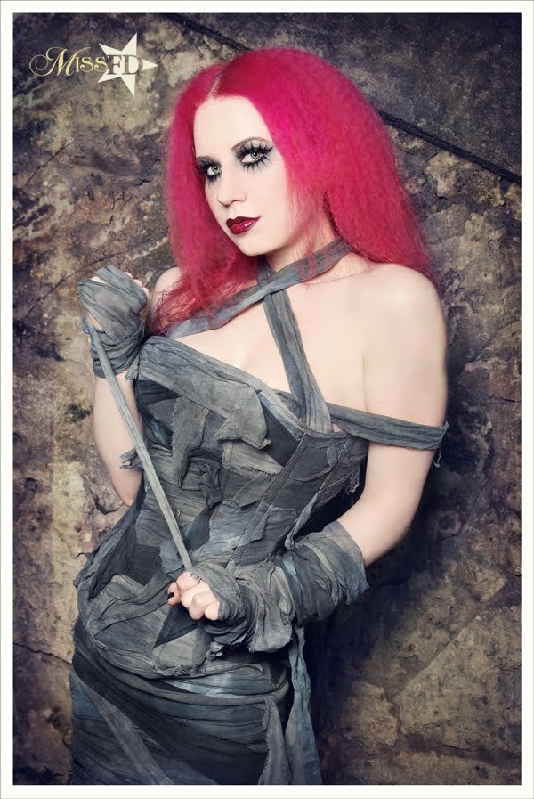 moderncorsetiere:  corsetiere : Boom! Boom! Baby! links: Facebook | Pinterest |
