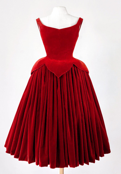 Favourite Designs: Frieda Leopold ‘Blood Red Velvet’ Haute Couture Gown [x]