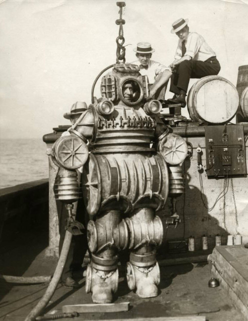 A deep sea diver (O. E. Gaudy) in 1907.