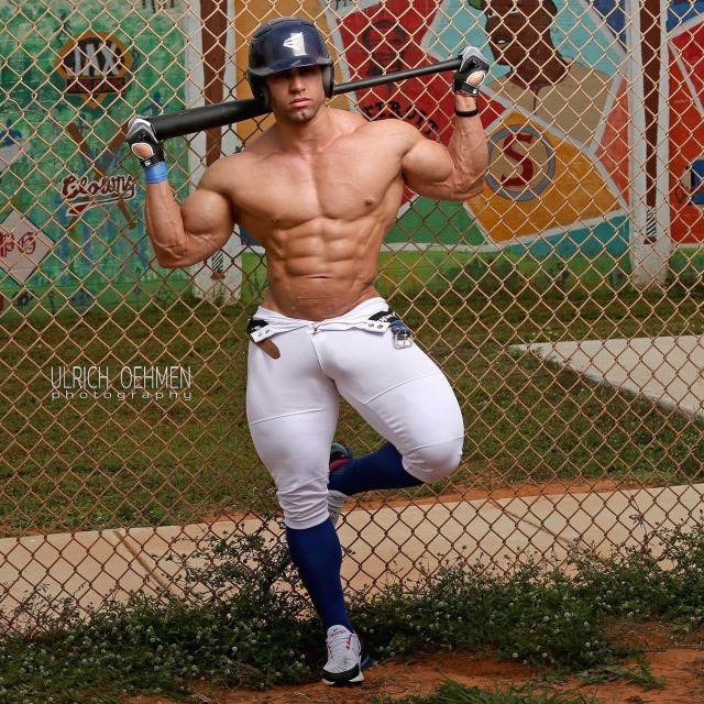 musclehunkymen:Time to play some ball!