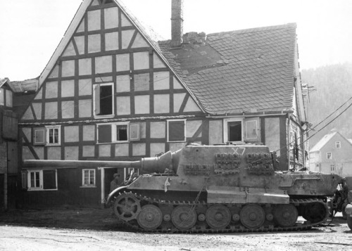 mavitpzv:Jagdpanzer VI (SdKfz 186) “JAGDTIGER”. Armament: 1x 12.8 cm. Pak 44 L/55. - 1x 7.92mm MG 