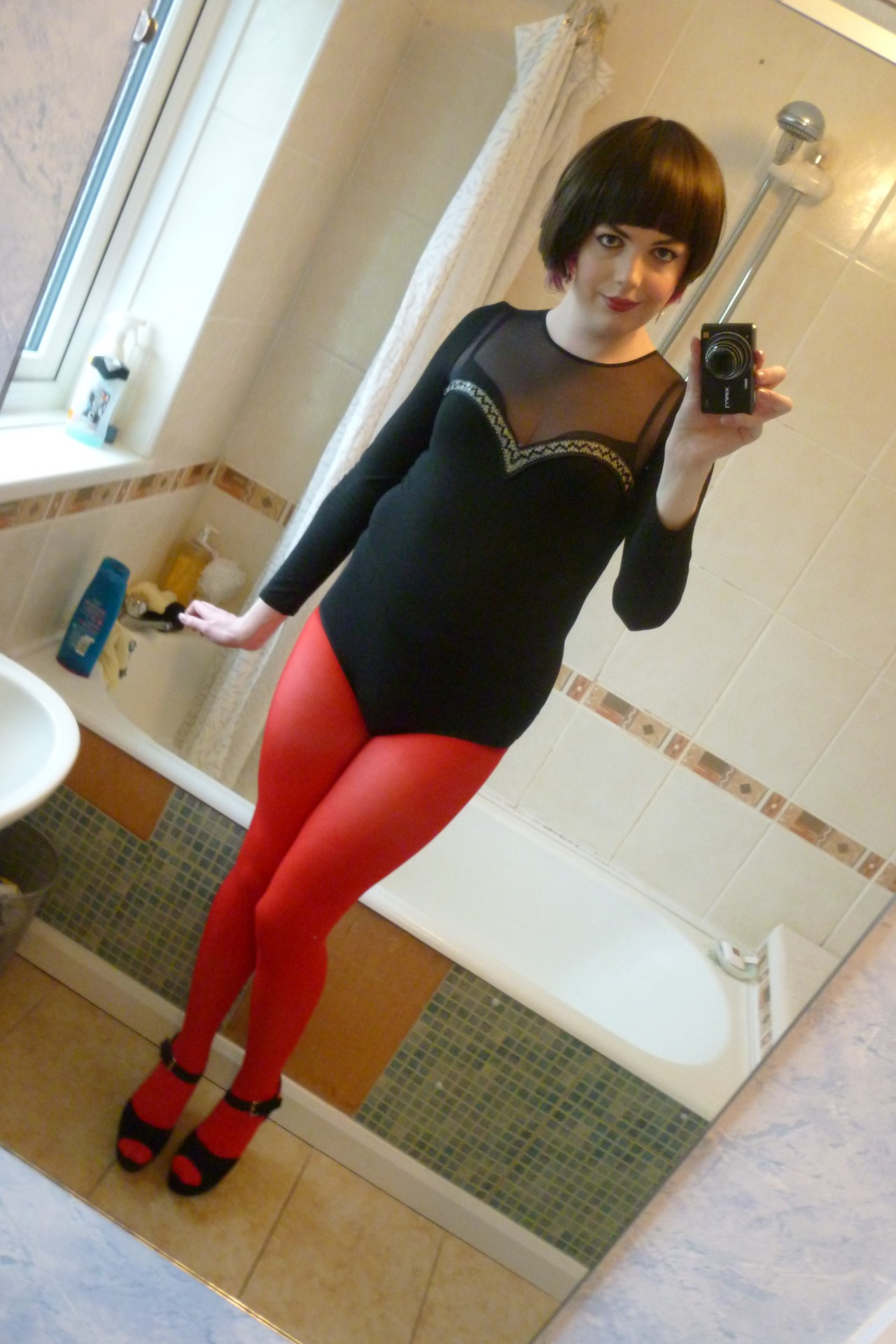 lucy-cd:  PicturesBodysuit looks great with the short wig, so cute &lt;3