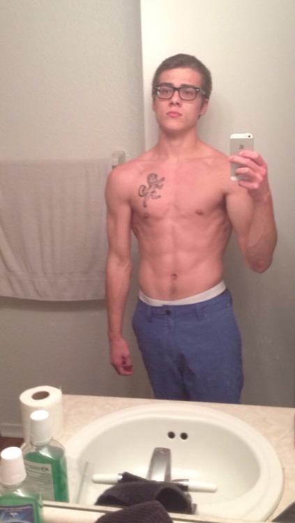bmitchellxxx: bmitchellxxx: The body is coming back. Jesus Christ I was a skinny little fuck.