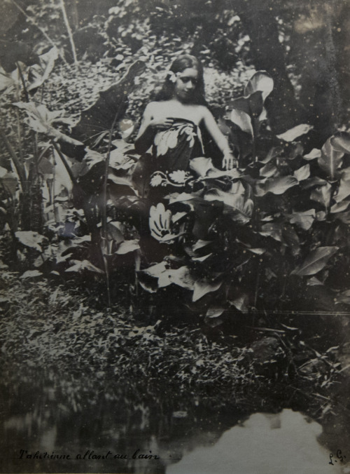 rivesveronique:LUCIEN GAUTHIER (1875-1921)Tahitienne allant au bainTahiti, PolynésieCirca 190