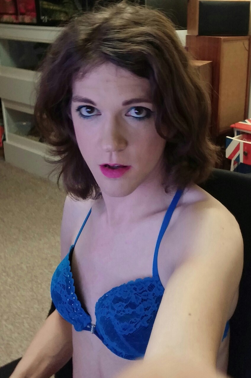 jeanettecd:  victoriababycd:  Did my makeup to match my bra haha.    And you come