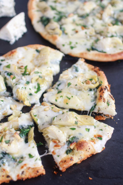 do-not-touch-my-food:  Spinach Artichoke and Blue Cheese Pizza  not a fan of blue cheese, but i do like the basic concept