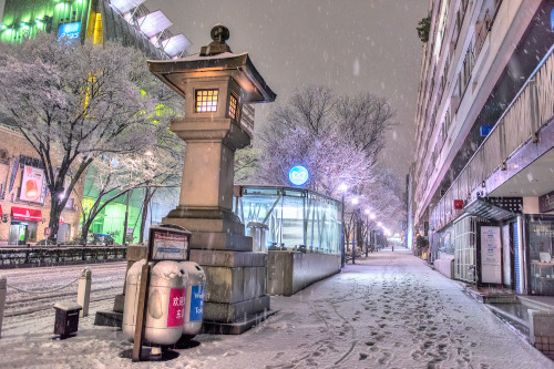 tokyo-fashion:  Snowy night in Harajuku tonight. A few extra pics on Flickr. Will edit more later after getting some sleep. Stay warm everyone! 