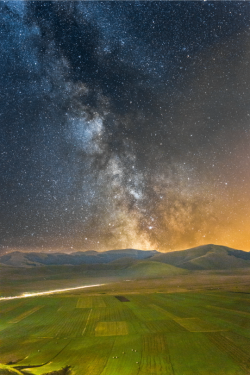 tulipnight:  MIlky way in Castelluccio by Alessandro