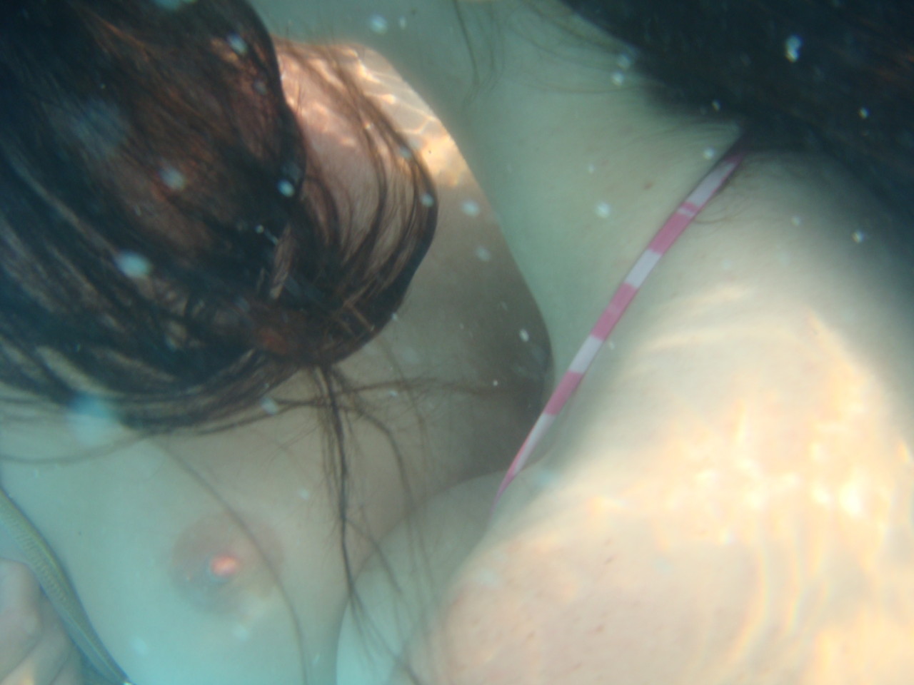 amateur-lesbian:Amateur lesbians finish what they have started in public pool underwater,