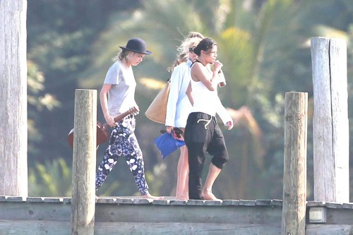 michyrod:Michelle and Cara having fun in Thailand.My country :&rsquo;)