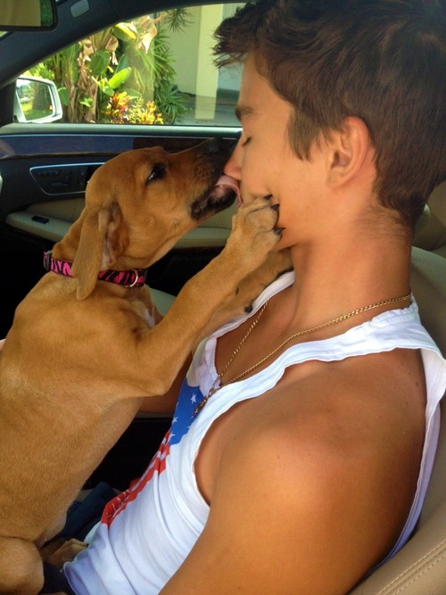 khpsblog3:hotsouls:This is soooo cute! gosh How cute are these two…  LUCKY DOG !!