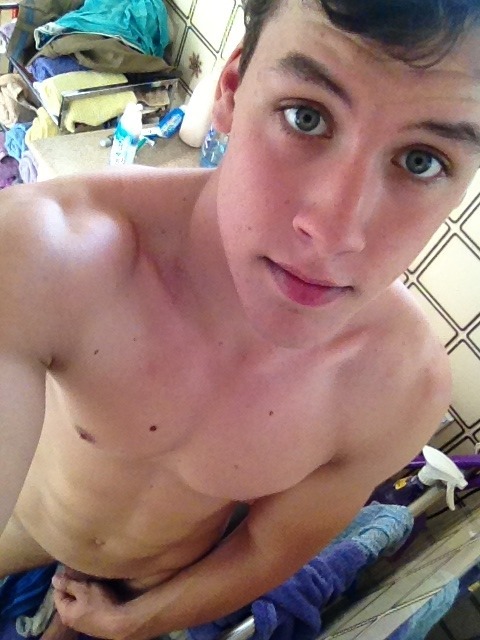 sluttyaboriginal:  hipstergayporn:  Before you blow, check out some hot stuff on HipsterGayPorn xoxo   I will hunt you down for sourcing my picture 