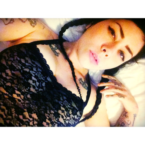XXX MunchkinFace in bed snapping sultry selfies photo