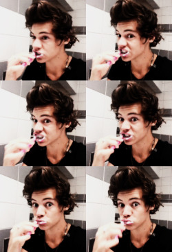 hatesharry:  @HarryStyles: BRUSHING TEETH