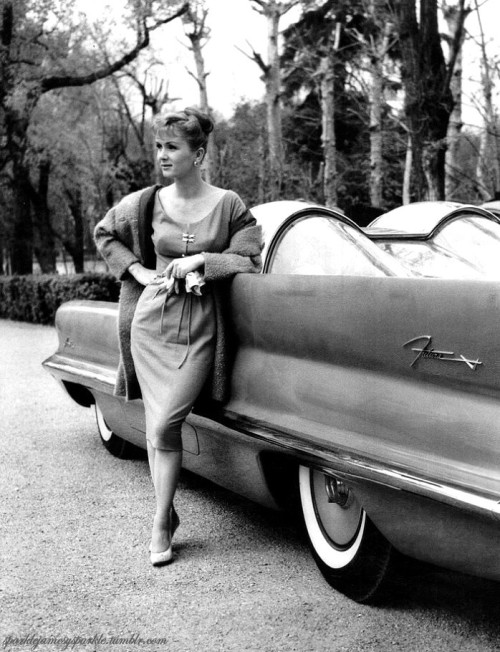 sparklejamesysparkle: Debbie Reynolds poses with a one-of-a-kind custom-built 1955 Lincoln Futura co