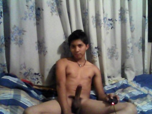 soccerboy82peru:  andycollado:  este chiquito está pa pasarla bien rico……  Pasamelo