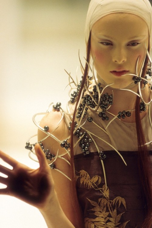 cair–paravel:Alexander McQueen Spring/Summer 2001 (Voss), model: Karen Elson.