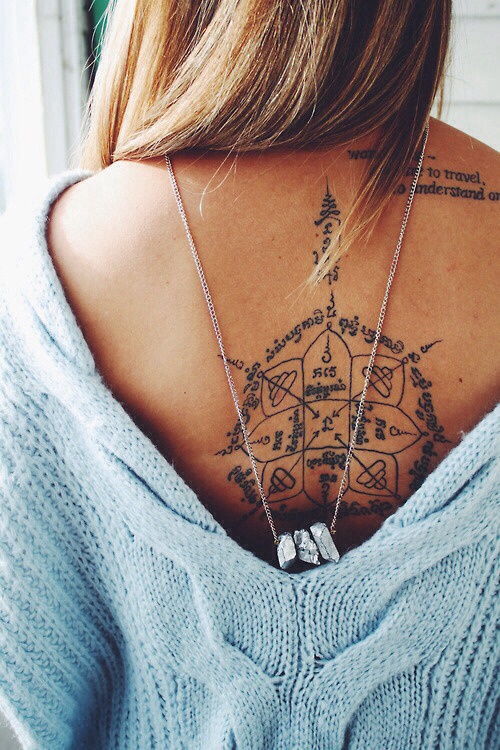Há algo sobre as tatuagens …