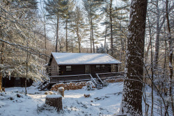 cabinporn:  Noah Kalina’s log cabin in Lumberland, New YorkAvailable to rent: lumberlandcabin.comOriginally built by a huntsman, the Lumberland Cabin was constructed in the mid 1980s on 5 acres of pristine woodland. The solarium room is the perfect