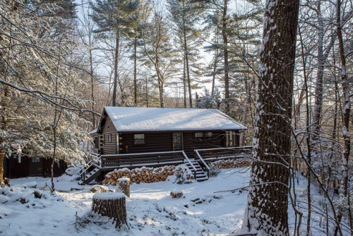 cabinporn:Noah Kalina’s log cabin in Lumberland, New YorkAvailable to rent: lumberlandcabin.comOrigi