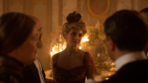 Evelyne Brochu in the prestigious French production PARIS POLICE 1900. Starting April 8, 2021 on ici