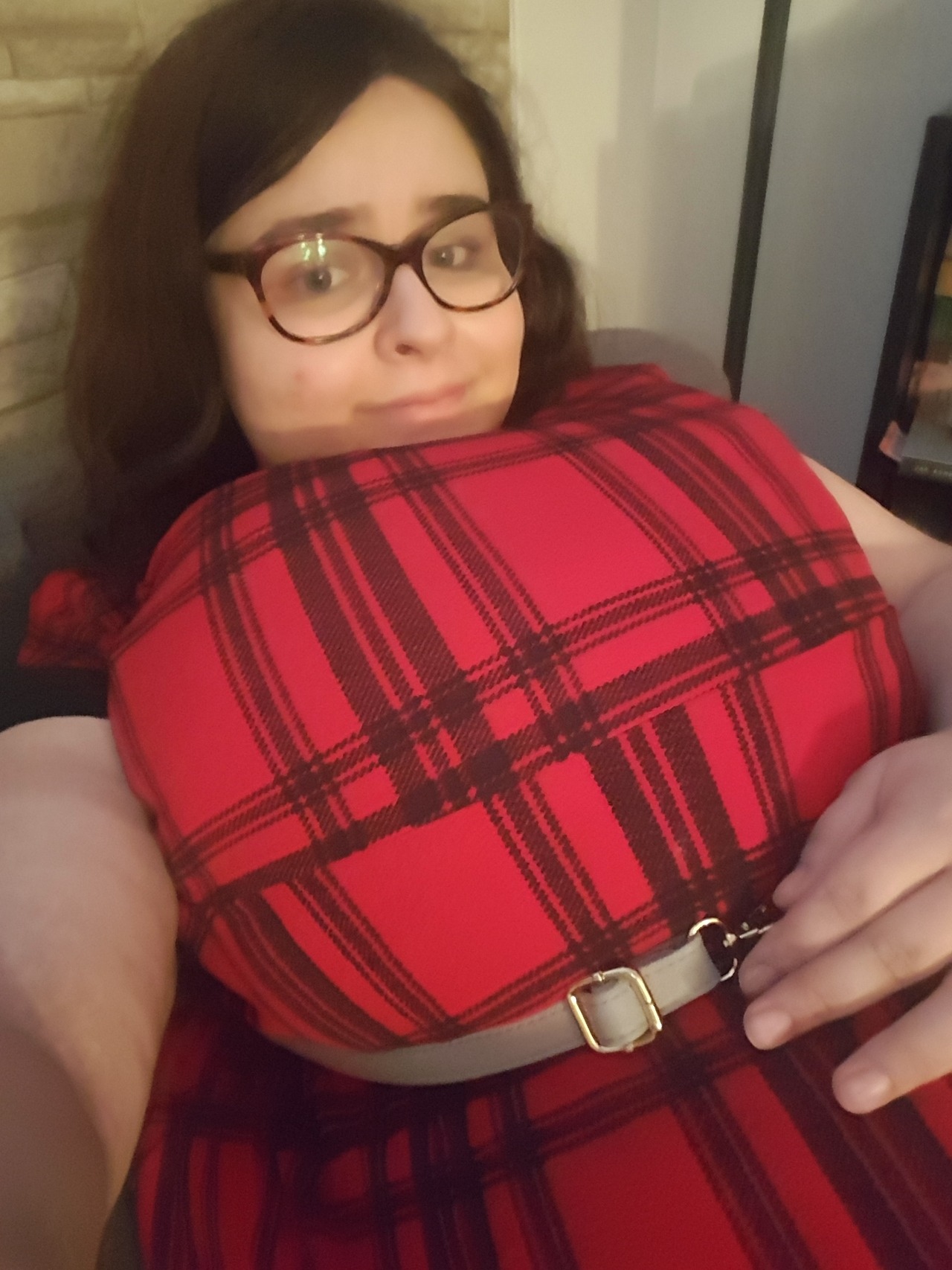 bigger-and-bigger:Stuffed my clothes with pillows… funny how this followed my natural