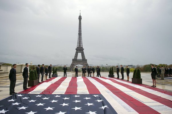 thesinginggreene:  Paris after 9/11.Let’s keep these people in our prayers, who