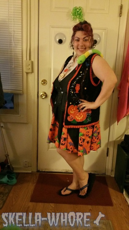 skella-whore:  I was Mrs. Frizzle from the magic school bus! Forgive my lack of a liz (chameleon)  Skella-Costume #3!