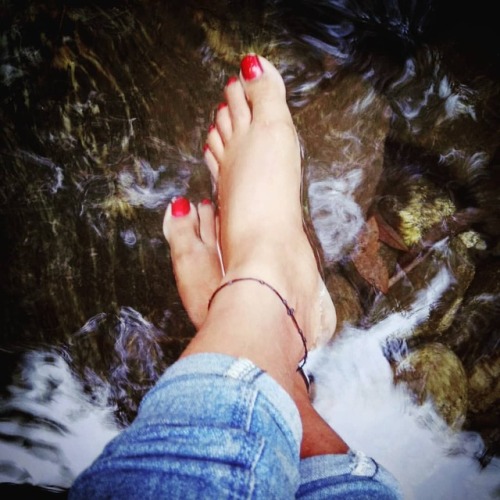 #model @tsisna #feet #foot #legs #red #red_nails #red_nailpolish #red_toes #longnails #anklets #ankl