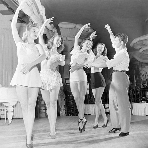 fuckyeahvintage-retro:  Showgirls in Florida, 1947 © Allan Grant 