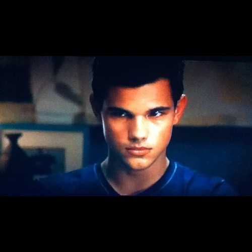 Watching this horrible movie because he’s too fucking hot 🙌 #abduction #taylor