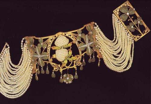 vaninnavaninni:Pearl chockers by René Lalique.