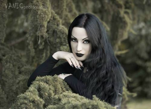 gothicandamazing:    Model, MUA: Kali Noir DiamondPhotography: Vanic PhotographyWelcome to Gothic and Amazing |www.gothicandamazing.org   