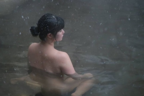 こんばんは この写真でどこの温泉か分かったら かなりの温泉通！ ・ 年末に訪問した温泉地で 雪が降り始め 素敵な雪見風呂となりました ・ #しずかちゃん #温泉 #温泉モデル #onsen #hots