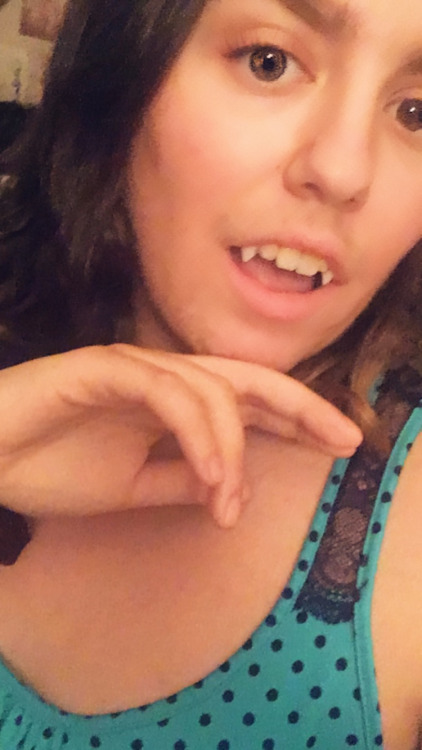 candyredterezii:6 AM perfect time to go applying fake fangs i bought today