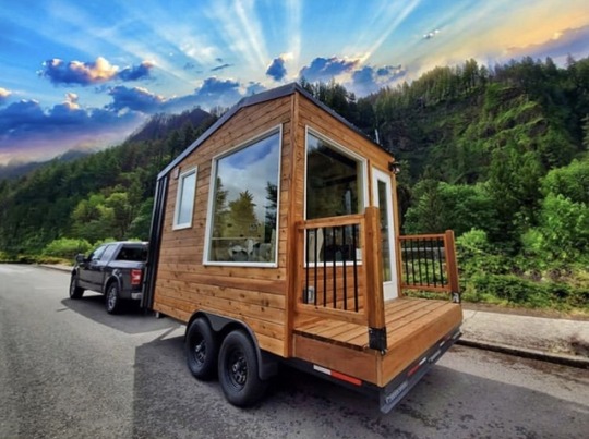 prefabnsmallhomes:  Tiny homes by Back Country Tiny Homes  Wow, gorgeous tiny home 