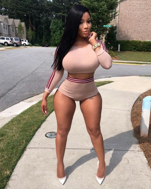 slim-n-wide:Irene The DreambackFlawlessFollow “Small Waist Curves” for more:www.t