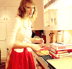  Talyor Swift baking her fans cookies. 