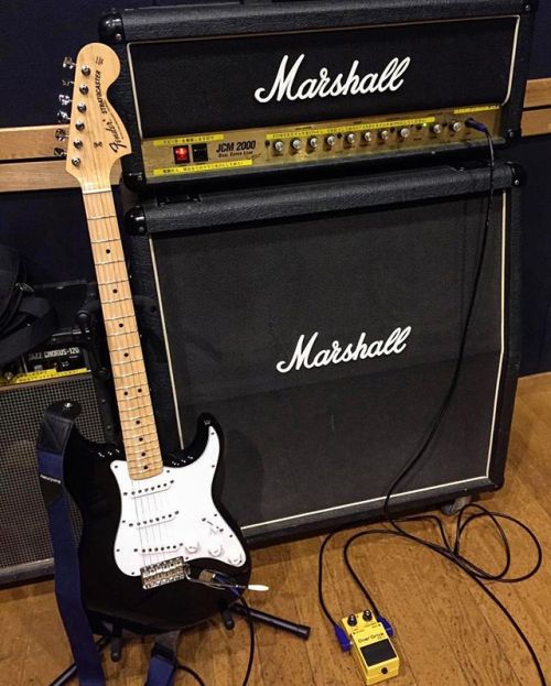 The perfect pairing this Strat-urday Photo: @jlpmghrsf4 #liveformusic ift.tt/2z04nUf